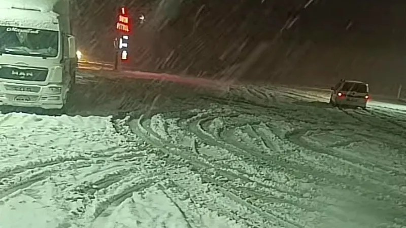 Kar yağışı Sivas’ta sürücülere zor anlar yaşattı