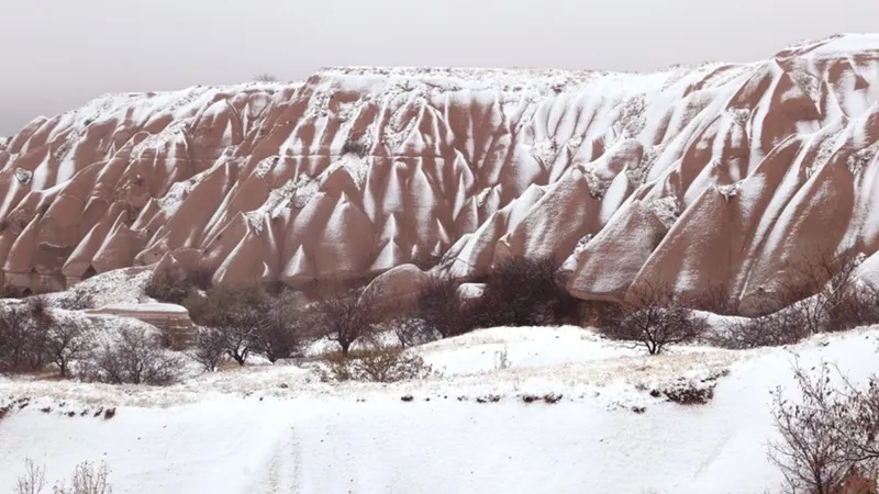 Kapadokya beyaza büründü: Mevsimin ilk karı peribacalarına düştü