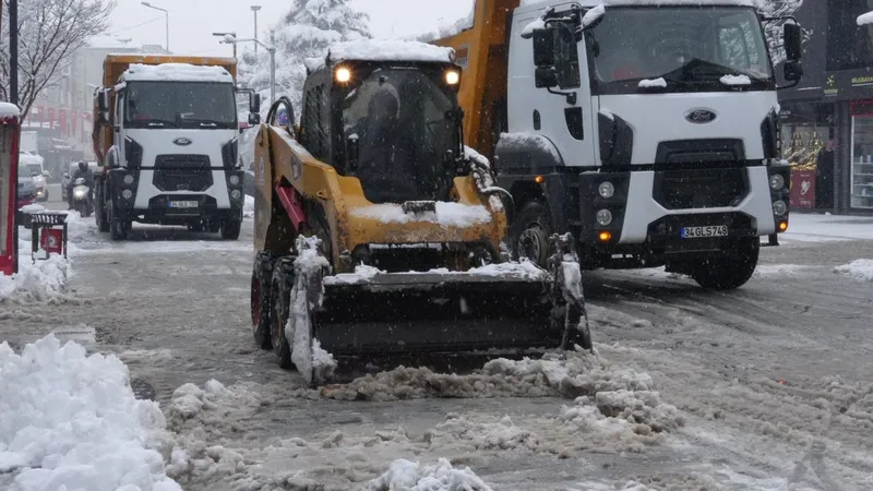 Karla mücadele seferberliği: 18 Bin personel ve 14 bin araç görev başında