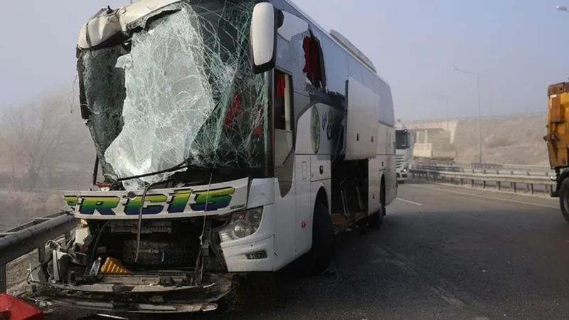 Erzurum’da yolcu otobüsü ile tır çarpıştı: 11 yaralı