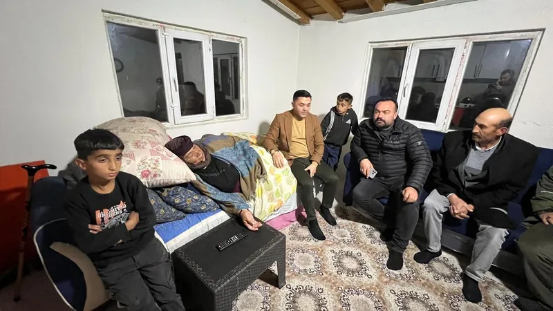 “Hayırlı Günler Komşum, Derdin Derdimizdir” projesi kapsamında Çiçek teyzeye yardım eli uzatıldı