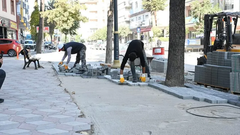Kaldırımlar aydınlatmalı olarak yenileniyor