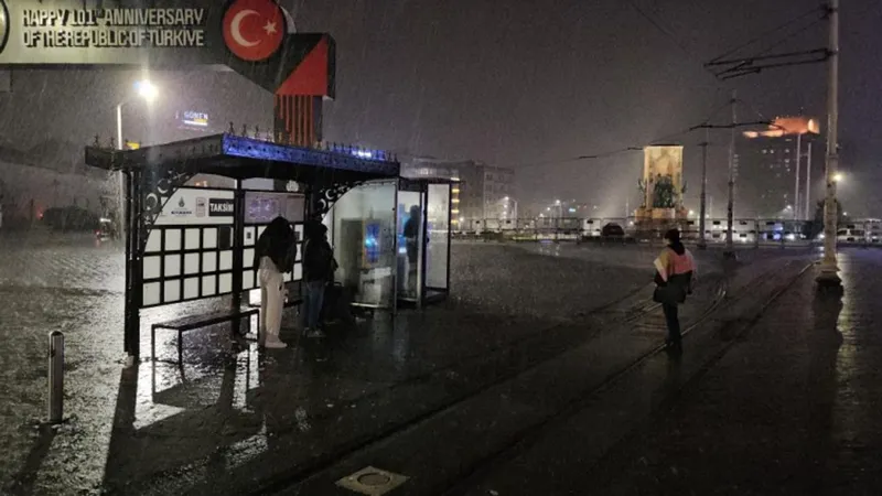 İstanbul’da gece boyu etkili olan sağanak hayatı felç etti: Yollar göle döndü, araçlar yolda kaldı