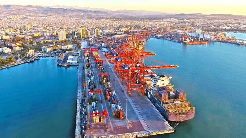 Türkiye komşularına 11 ayda 25,3 milyar dolarlık ihracat yaptı