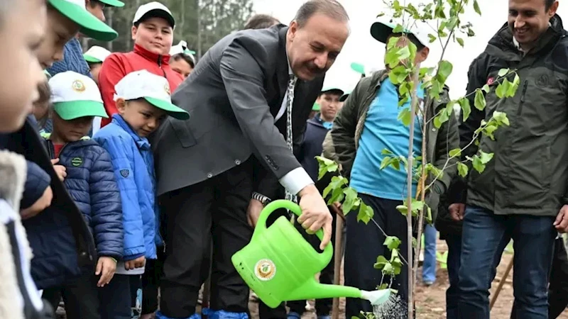 Isparta Valisi Erin’den Yakaören köyü halkıyla anlamlı fidan dikimi etkinliği