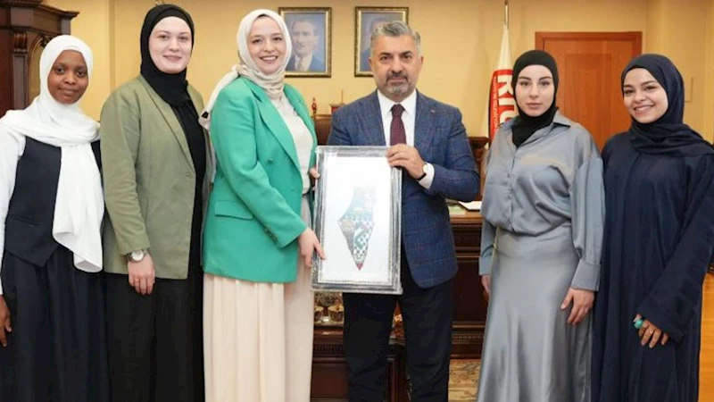RTÜK Başkanı Şahin’e uluslararası öğrencilerden anlamlı ziyaret