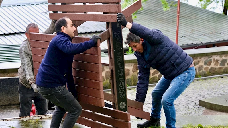 Giresun Kalesinde yeni oturma grubu ve masalar