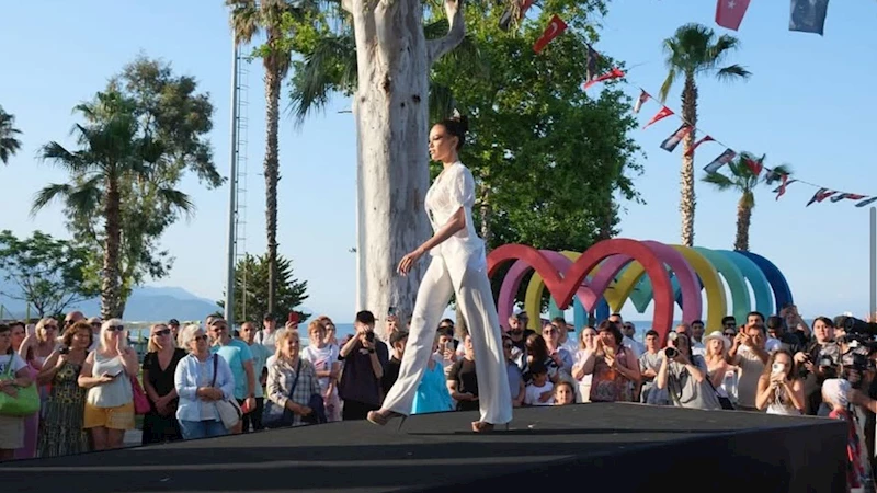 Kemer’de güzeller podyuma çıktı