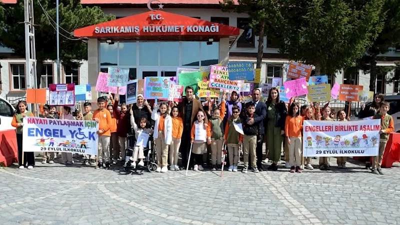 Sarıkamış Kaymakamı Enis Aslantatar, “Minik Kalplerin Büyük Yürüyüşü” etkinliğine katıldı