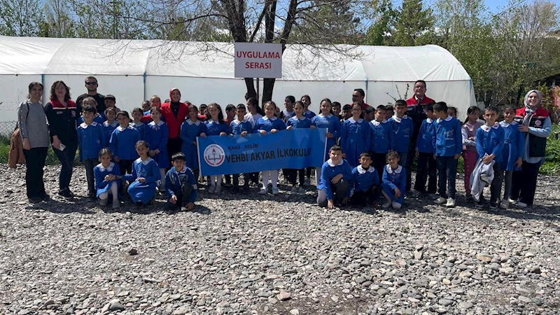 Minik eller toprakla buluştu: Selim’de fide dikimi etkinliği