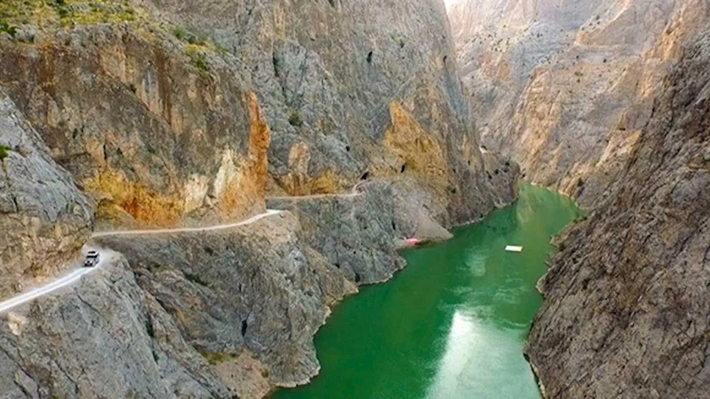 Etrafı dağlık ortası bağlık 