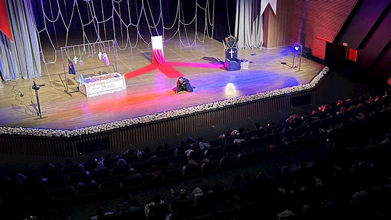 Shakespeare festivalinde kumaşlar dans etti, tiyatro sahneyle buluştu
