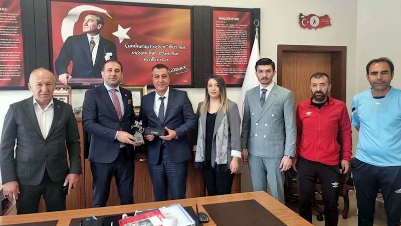 MHP İlçe Başkanı Orhan ve İl Başkan Yardımcısı Erdoğan, Milli Eğitim Müdürü Uslu