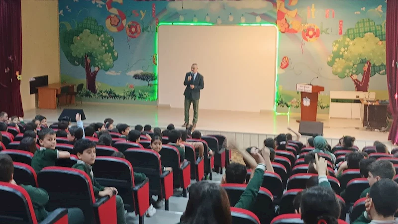 Gazeteci-yazar Metin Özmen 150. konferansını Bitlis
