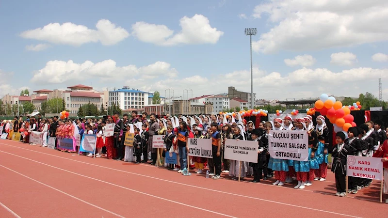 Kars’ta “Anadolu’nun Ritmi” Halk Oyunları Şenliği Coşkusu