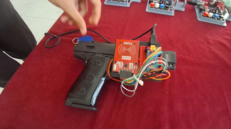 Beypazarı Fen Lisesi öğrencilerinden akıllı tabanca kılıfı
