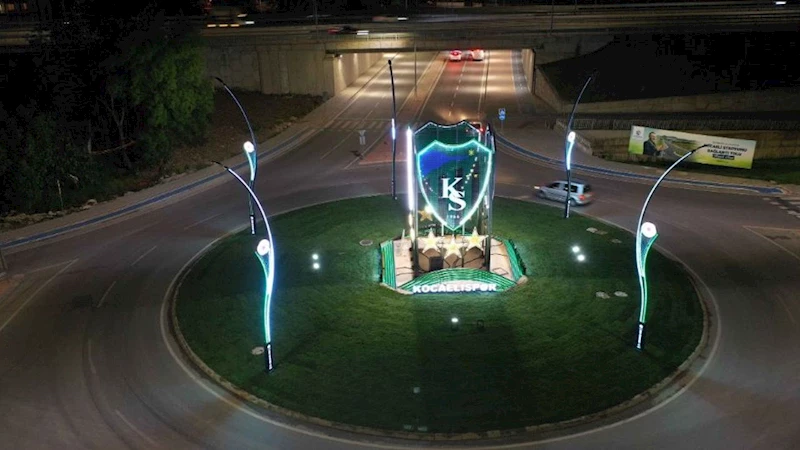 Stat kavşağını Kocaelispor’un arması aydınlatıyor