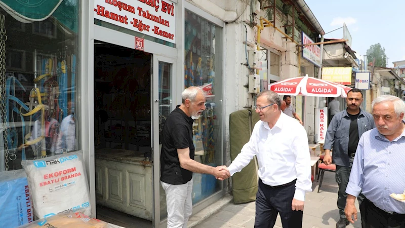 Kars Valisi Ziya Polat, Cuma namazını vatandaşlarla kirlikte kıldı, esnaf ve miniklerle sohbet etti