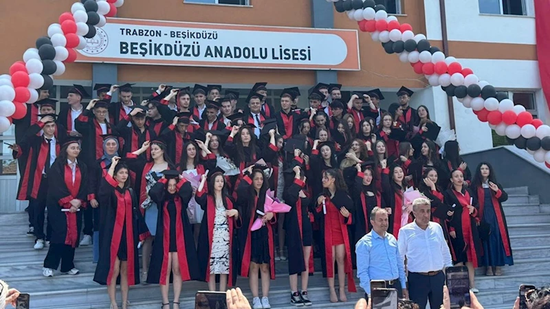 Beşikdüzü Anadolu Lisesi 15. mezunlarından 80 öğrenci kep fırlattı