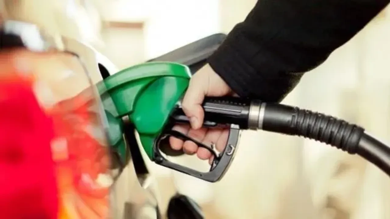 Akaryakıta yeni zam yolda: Benzin ve motorin fiyatları rekor seviyeye çıkıyor