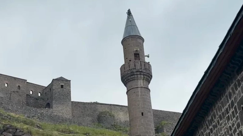Kars’taki Tarihi Vaiz Oğlu Camisi’nin Alem’i kırıldı, yetkililerden ilgi bekliyor