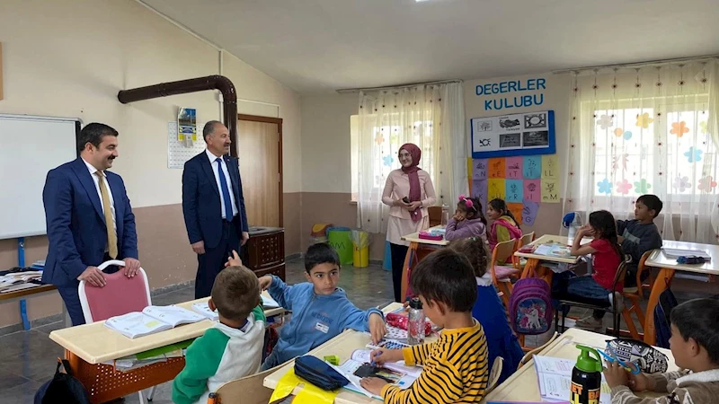 Arpaçay Kaymakamı ve Belediye Başkanı, Yalınçayır Mahallesi İlkokulunu ziyaret etti