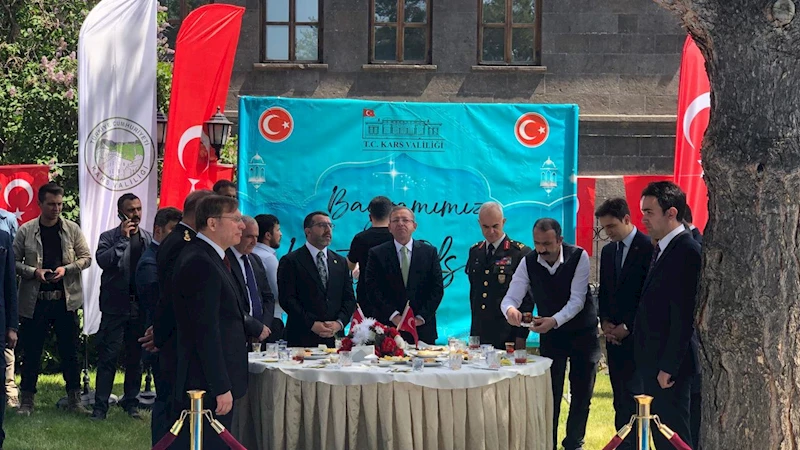 Kars’ta bayramlaşma ve şehitlik ziyareti gerçekleştirildi