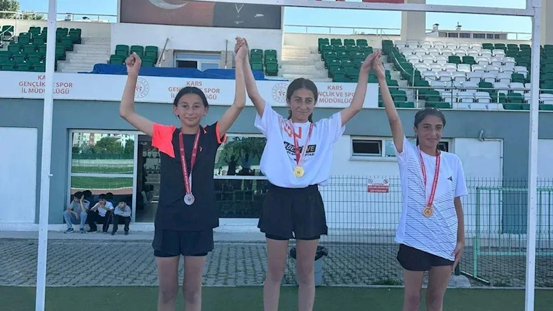 Kars’ta Milli Birlik Günü anısına atletizm yarışması düzenlendi