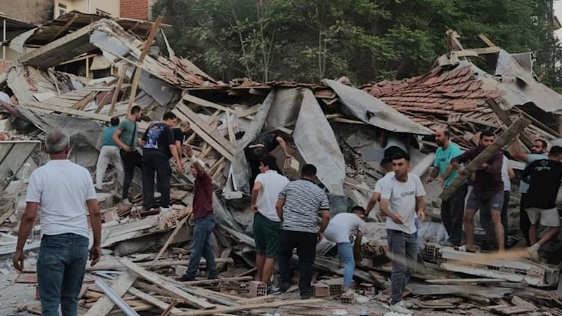 Bakan Yerlikaya: Sındırgı’daki yıkılan binada 2 kişi kurtarıldı
